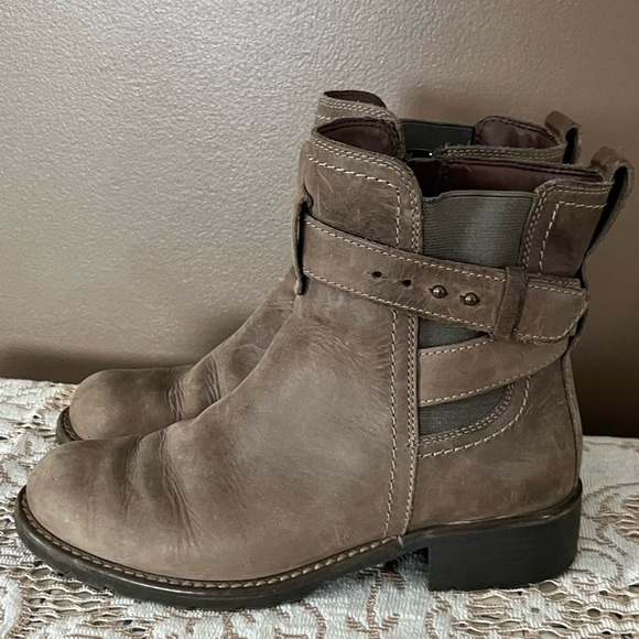 Clark’s Brown Leather Ankle Boots Heeled Booties Size 6.5 - Picture 1 of 16
